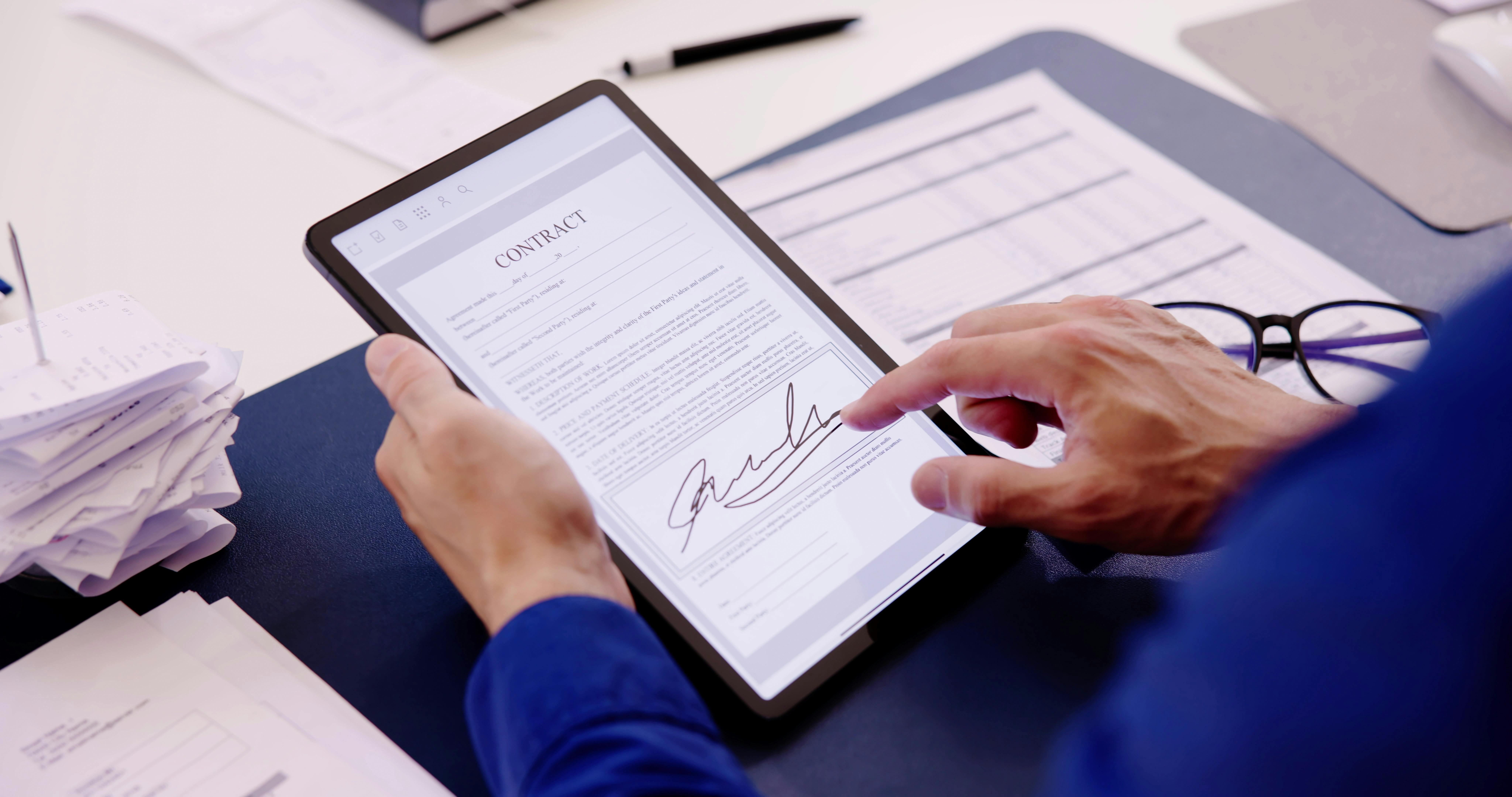 explaining tenancy contracts in Dubai